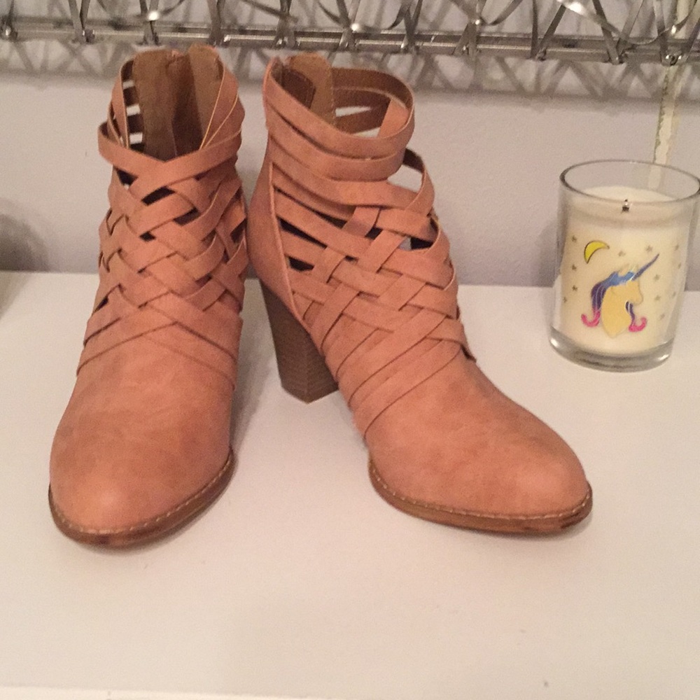BNWT Zip Boots Super Pretty peachy tan ⭐️Quality